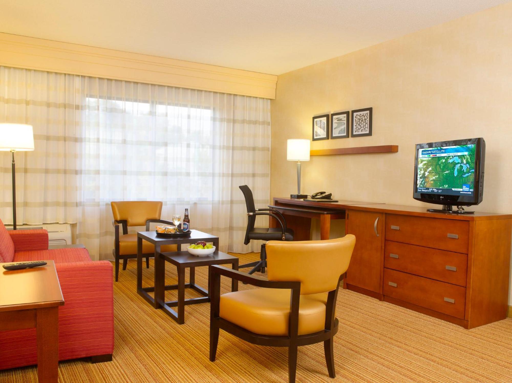 Courtyard Philadelphia/Langhorne Hotel Bagian luar foto