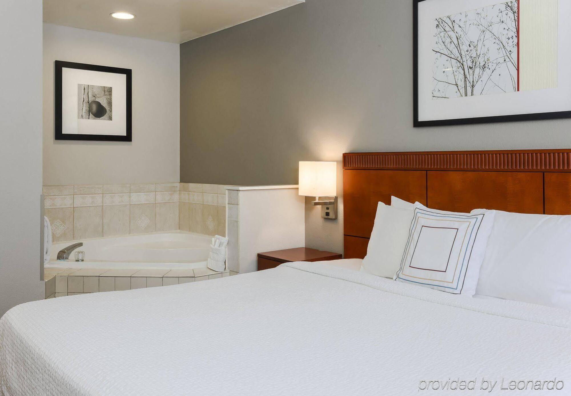 Courtyard Philadelphia/Langhorne Hotel Bagian luar foto